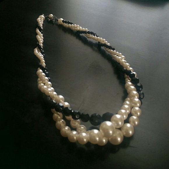 Chic Pearl Statement Necklace - Picture 3 of 3
